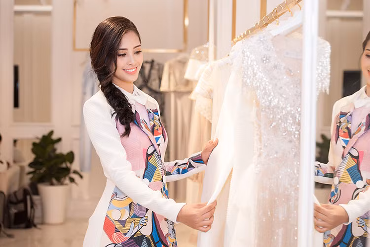 Tuy mới đăng quang nhưng Hoa hậu Tiểu Vy đã toát lên được phong thái của một ngôi sao.