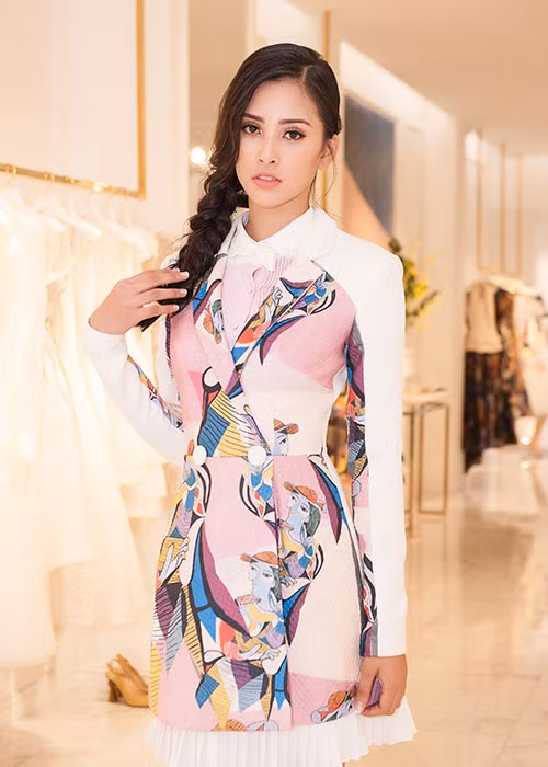 Trần Tiểu Vy đã có buổi thử trang phục để chuẩn bị cho màn xuất hiện này.