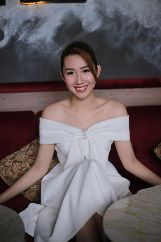 Thúy Ngân tươi tắn ở ngoài đời.