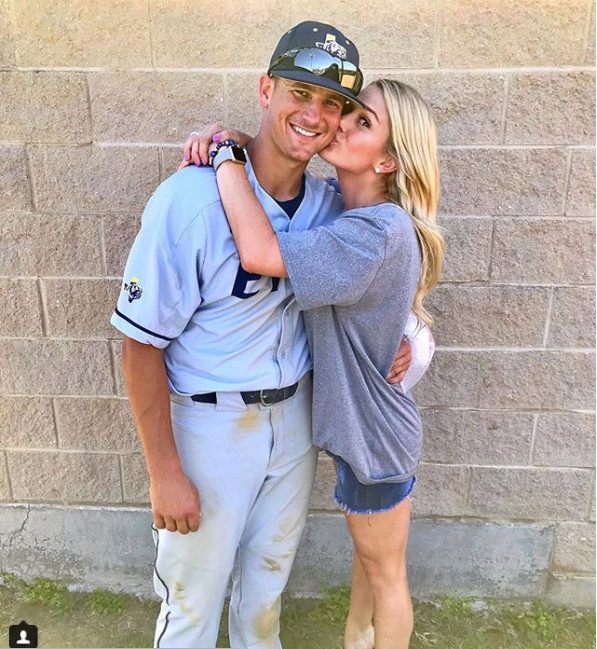 Conner cũng bày tỏ rằng anh cảm thấy may mắn bên người con gái mình yêu bởi nụ cười, tinh thần, niềm vui mà cô ấy mang đến.