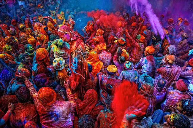 Goa, Ấn Độ: Người Bồ Đào Nha cai trị Ấn Độ từ thế kỷ 16 đến năm 1961, họ cũng mang lễ hội truyền thống Carnival và nhạc guitar của họ vào đất nước này. Tại lễ hội này người ta thường hắt nước màu vào những người diễu hành.
