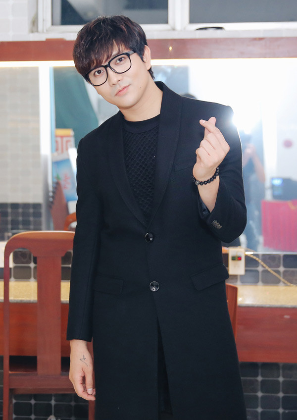 Chồng cũ của nữ ca sĩ cũng được mời biểu diễn tại đêm nhạc này. Cả hai tạo dáng chụp ảnh riêng lẻ trong hậu trường. Mới đây, Tim gây chú ý khi xác nhận đã ly hôn, hiện chưa yêu ai. Anh cho biết mình và vợ cũ chia tay trong hòa bình, không tranh chấp về tài sản hay con cái. Người đại diện của Tim tiết lộ, dù không còn là vợ chồng nhưng Tim và Trương Quỳnh Anh vẫn sống chung nhà để tiện chăm sóc con trai chung.