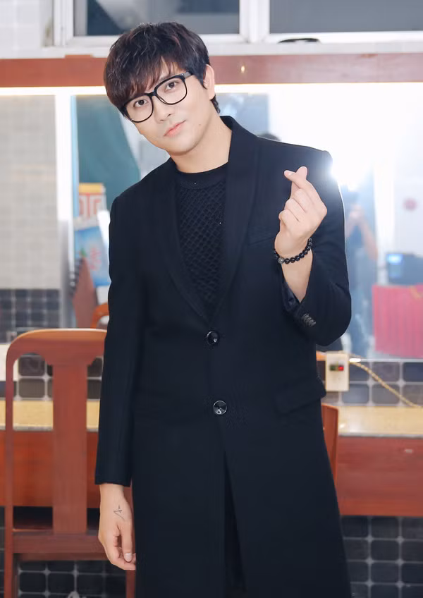 Chồng cũ của nữ ca sĩ cũng được mời biểu diễn tại đêm nhạc này. Cả hai tạo dáng chụp ảnh riêng lẻ trong hậu trường. Mới đây, Tim gây chú ý khi xác nhận đã ly hôn, hiện chưa yêu ai. Anh cho biết mình và vợ cũ chia tay trong hòa bình, không tranh chấp về tài sản hay con cái. Người đại diện của Tim tiết lộ, dù không còn là vợ chồng nhưng Tim và Trương Quỳnh Anh vẫn sống chung nhà để tiện chăm sóc con trai chung.