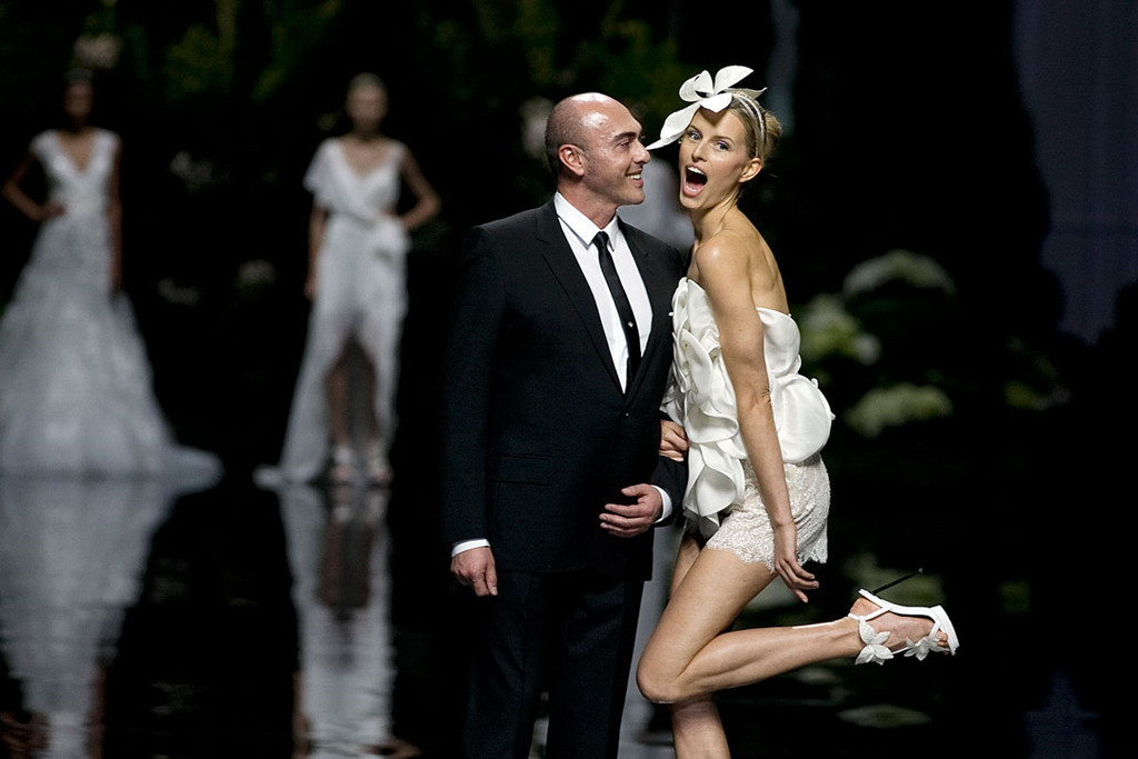 Tập đoàn Pronovias lên tiếng về cái chết của giám đốc sáng tạo Manuel Mota: “Chúng tôi mất đi một thành viên yêu quý nhất. Những ký ức về bộ sưu tập, tài năng, niềm đam mê và sự tận tụy với công việc của ông sẽ ở lại trong chúng tôi”.