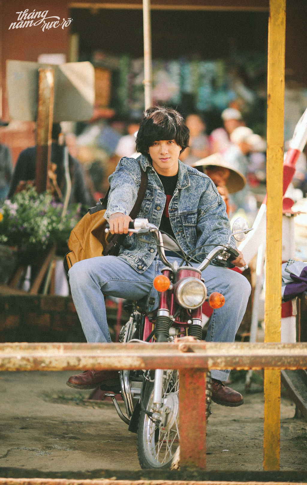 Đông Hồ thường xuất hiện trong trang phục denim toàn thân cùng mái tóc để dài chấm gáy như bất cứ thanh niên nào trong giai đoạn đó. Sở hữu chiều cao trên 1,8 m, diễn viên Tiến Vũ được khen ngợi rất hợp với phong cách thời trang cũng như vai diễn.