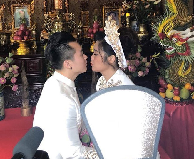Hôn lễ của cặp đôi được diễn ra tại nhà riêng của nghệ sĩ Hồng Vân tại quận Thủ Đức, TP.Hồ Chí Minh. Cặp đôi vẫn diện lại trang phục cưới là áo dài truyền thống, mà cả hai đã từng mặc tại Mỹ.