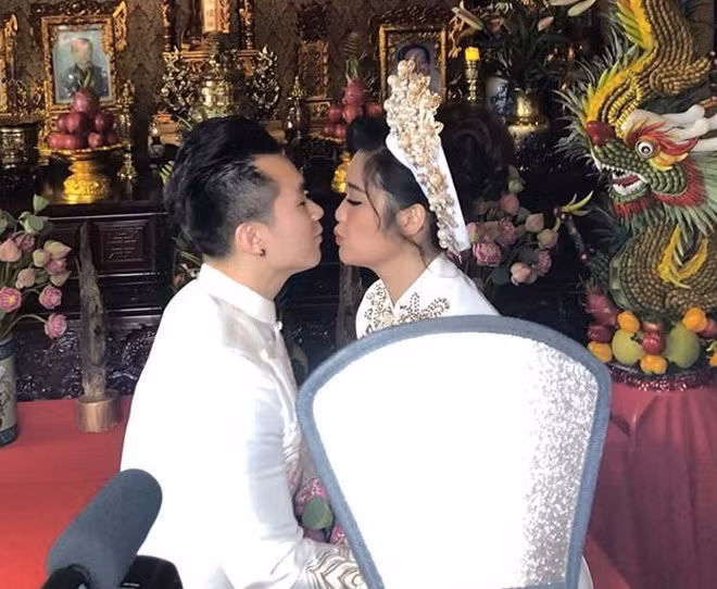 Hôn lễ của cặp đôi được diễn ra tại nhà riêng của nghệ sĩ Hồng Vân tại quận Thủ Đức, TP.Hồ Chí Minh. Cặp đôi vẫn diện lại trang phục cưới là áo dài truyền thống, mà cả hai đã từng mặc tại Mỹ.