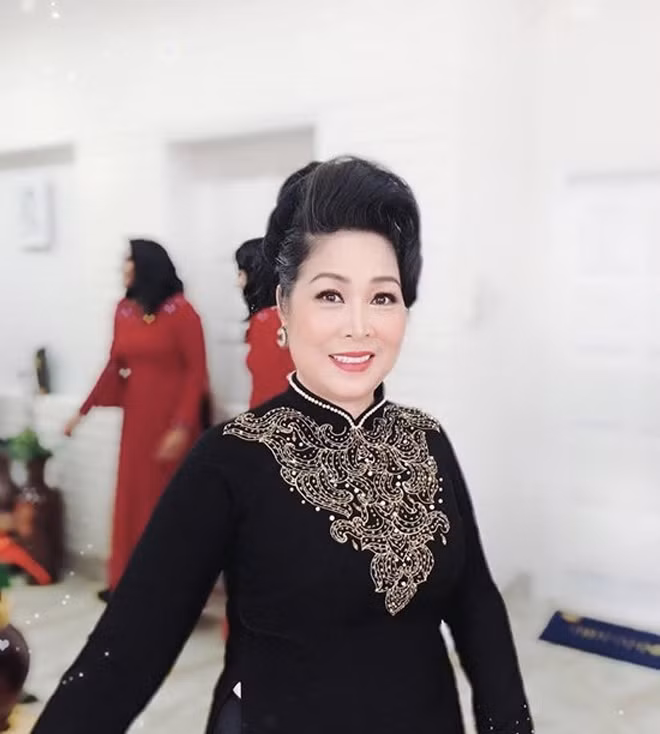 Nữ diễn viên "Gạo nếp gạo tẻ" liên tục nở nụ cười trong ngày vui của con. Trước đó, khi chia sẻ về việc con gái lên xe hoa về nhà chồng, NSND Hồng Vân cho biết gia đình cô và thông gia là bạn chơi chung từ thuở trẻ.