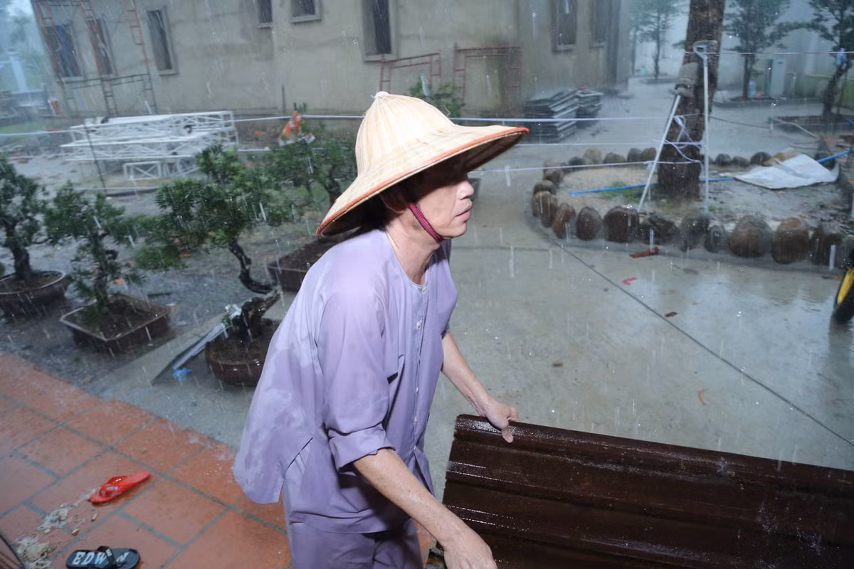 Tuy nhiên, khoảng 16h, một cơn mưa tầm tã bất ngờ kéo đến khiến buổi lễ bị hoãn giữa chừng.