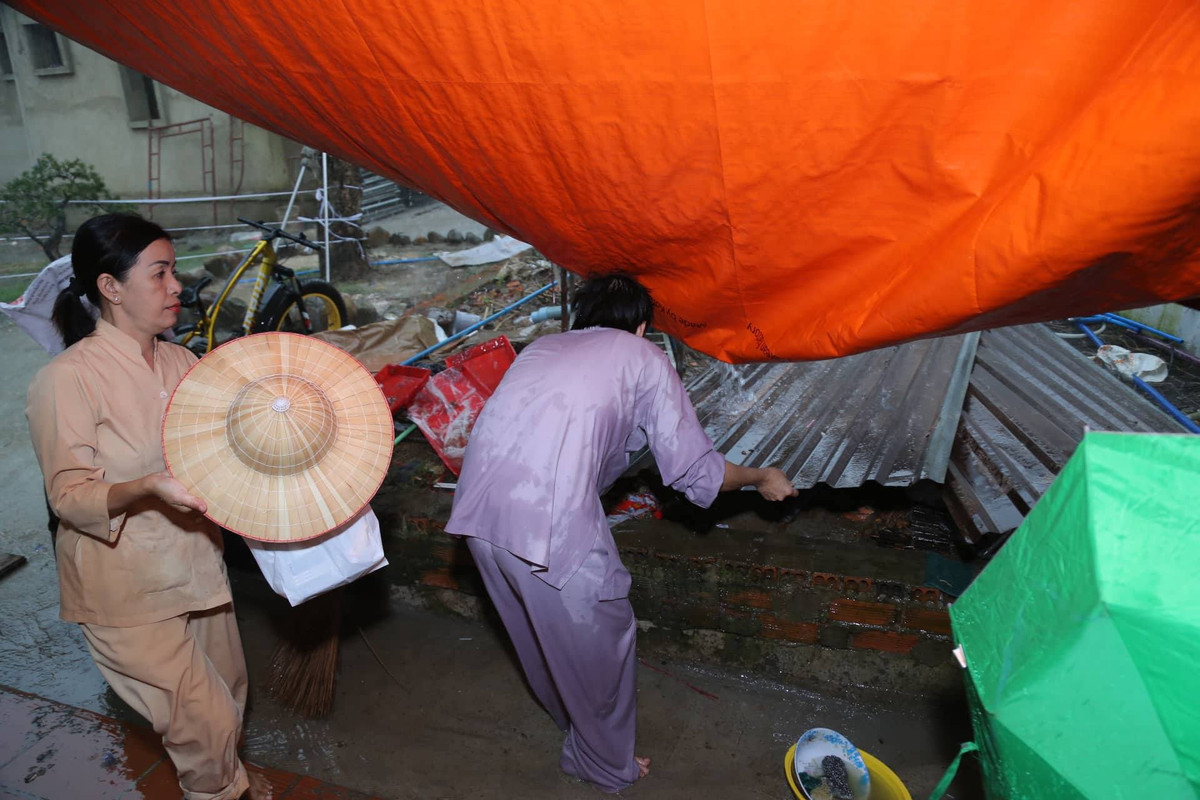 Mưa to và giông lớn kéo đến dữ dội khiến rạp che bên cạnh đền thờ bị tốc phần mái, nước mưa chảy tràn vào bên trong nơi nghỉ chân của quan khách.