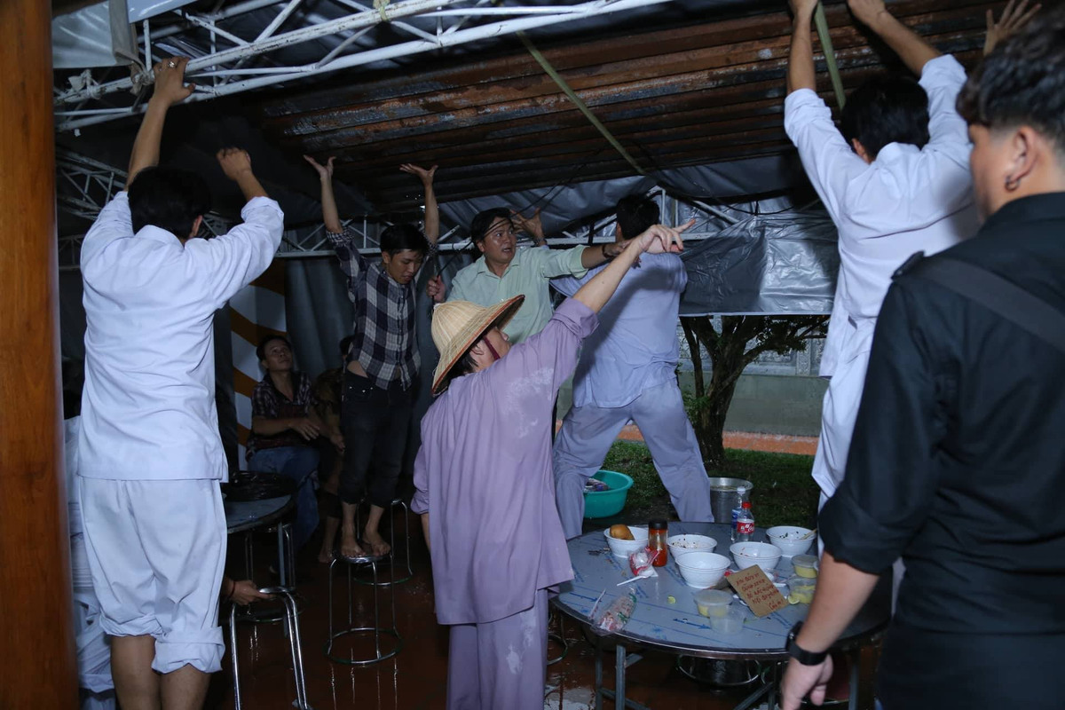 Trước sự cố bất ngờ, nghệ sĩ Hoài Linh đã điều động mọi người cùng nhau giúp giữ kiên cố rạp che.