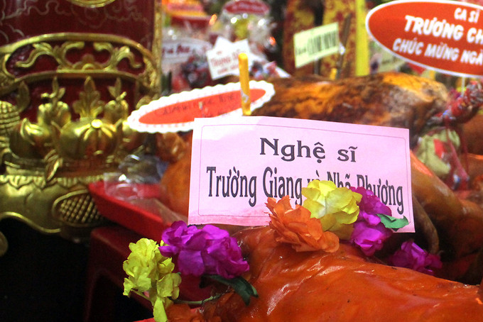 Cũng trong ngày giỗ Tổ, Trường Giang, Nhã Phương đi cúng Tổ chung, dâng mâm lễ cực hoành tráng. Xem video "Người dân tấp nập tới lễ nhà thờ tổ nghề của Hoài Linh". Nguồn Youtube/ VTC14: