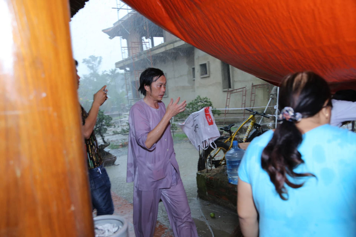 Quần áo của Hoài Linh ướt nhẹp sau cơn mưa.