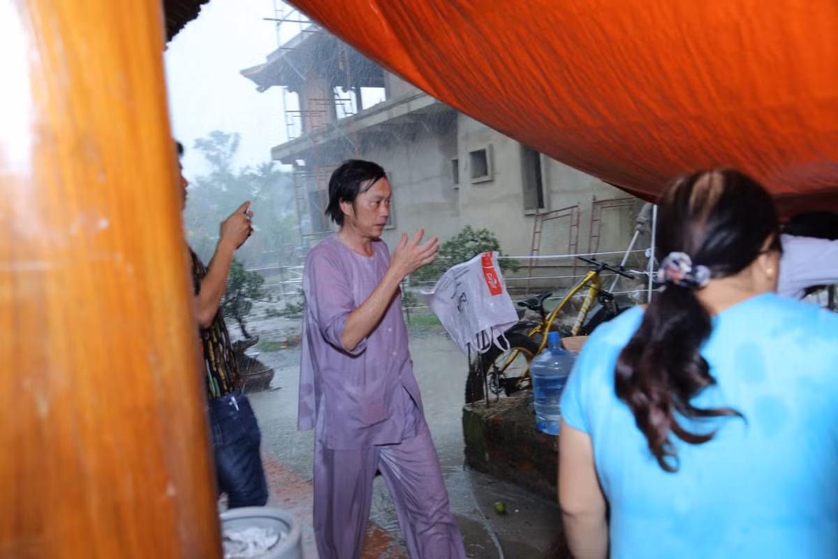 Quần áo của Hoài Linh ướt nhẹp sau cơn mưa.