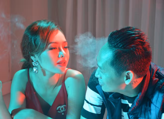 Hình ảnh Duy Mạnh trong MV Phê - phản ánh thói hư tật xấu của một số bạn trẻ.