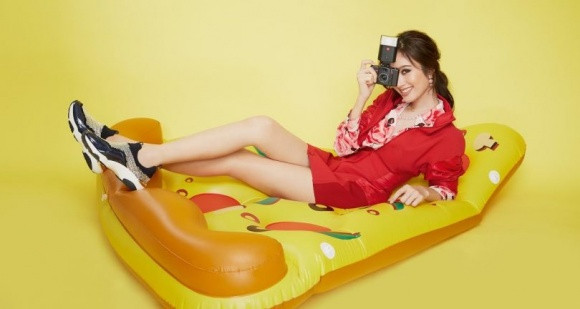 Nong Poy chưa bao giờ là một cái tên lỗi thời và hết "hot" với giới trẻ Thái Lan hay cả châu Á. Cô luôn được khẳng định là mỹ nhân chuyển giới mang vẻ đẹp thần thánh tự nhiên nhất không chỉ tại Thái Lan. Bất cứ nơi đâu cô xuất hiện cũng làm lu mờ hoàn toàn những nghệ sĩ khác bởi sự xinh đẹp tự nhiên, trong trẻo mà chẳng cần trang điểm quá cầu kỳ. Sinh năm 1986 trong vỏ bọc của một cậu bé, Nong Poy đã phải "đóng kịch" suốt 17 năm trời trong khi cô luôn nghĩ và mơ ước mình là con gái. Ước mơ đó đã thôi thúc Nong Poy thực hiện phẫu thuật để được là chính mình.