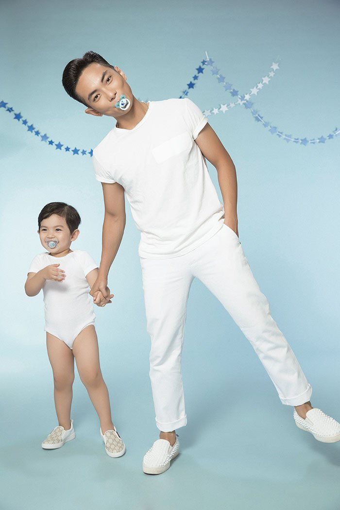 Phan Hiển quậy cùng con trai.