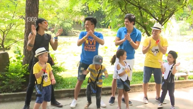 Bố con Hồng Đăng và Phạm Anh Khoa trong chương trình Bố ơi mình đi đâu thế.