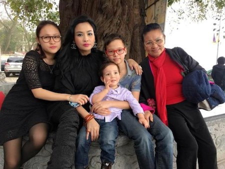 Diva Thanh Lam cùng mẹ và con, các cháu của mình.