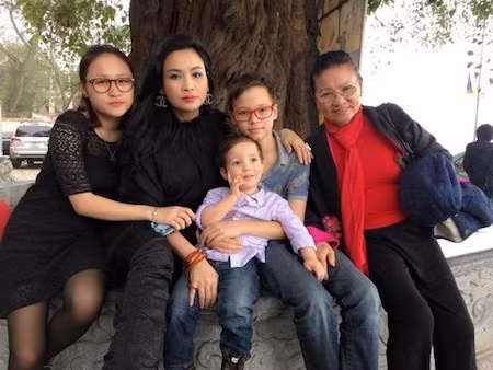 Diva Thanh Lam cùng mẹ và con, các cháu của mình.
