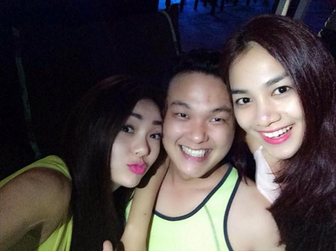 Nữ ca sĩ cùng vợ chồng em trai.