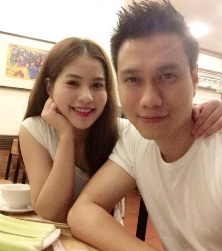 Việt Anh và vợ 9x xinh đẹp.