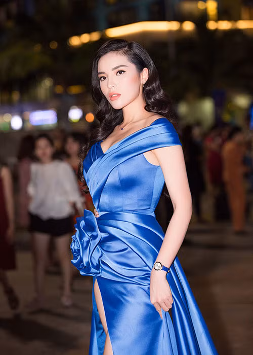 Cùng diện váy xẻ đùi cao, Hoa hậu Kỳ Duyên khoe nhan sắc rạng rỡ tại sự kiện.