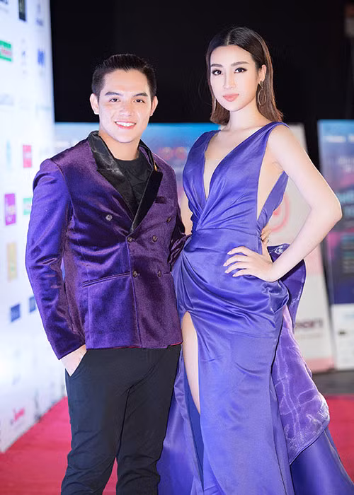 Vẻ đẹp gợi cảm của đương kim Hoa hậu Việt Nam hút mọi ánh nhìn.