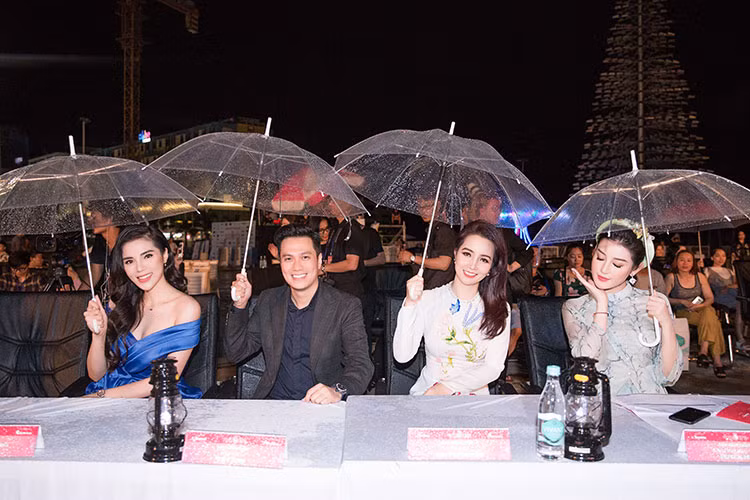 Đây cũng là lần đầu tiên Hoa hậu Kỳ Duyên và Á hậu Huyền My cùng ngồi ghế nóng để nhận xét và chọn ra Top 3 Người đẹp thời trang Hoa hậu Việt Nam 2018.