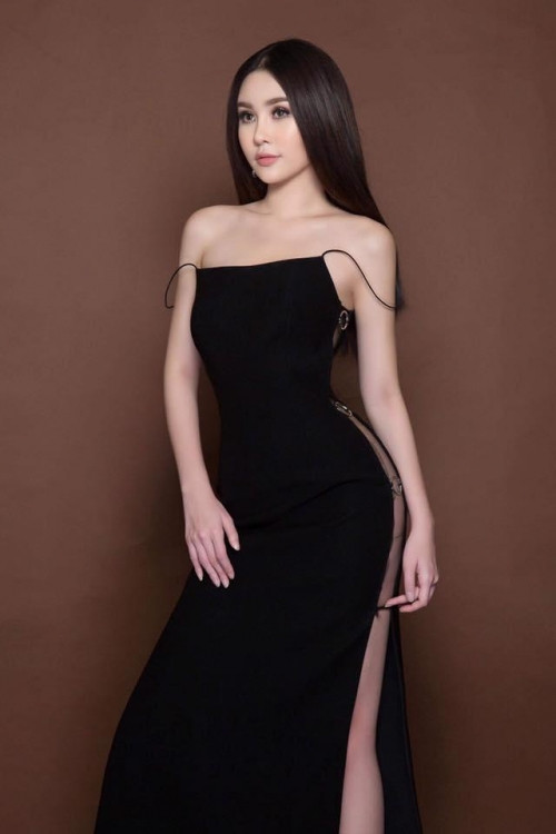 Hình ảnh thời gian gần đây của người đẹp Tiền Giang khiến khán giả khá bất ngờ trước nhan sắc tươi trẻ của cô. Trong những shoot hình mới nhất, Hoa hậu Đại dương khoe khéo bờ vai nõn nà cùng đôi chân thon dài đáng mơ ước.