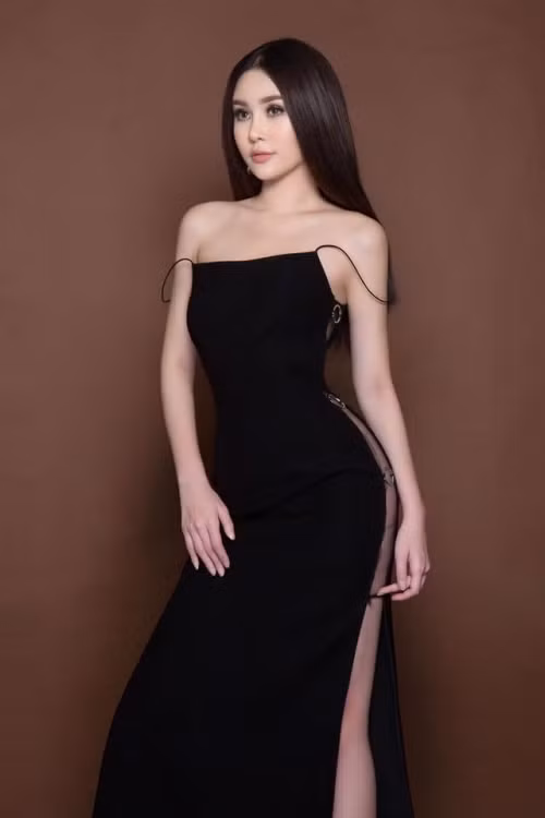 Hình ảnh thời gian gần đây của người đẹp Tiền Giang khiến khán giả khá bất ngờ trước nhan sắc tươi trẻ của cô. Trong những shoot hình mới nhất, Hoa hậu Đại dương khoe khéo bờ vai nõn nà cùng đôi chân thon dài đáng mơ ước.