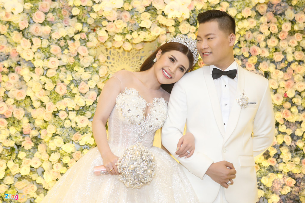 Tối 18/3, đám cưới của Tố Ny và ông xã phi công tổ chức tại một khách sạn 5 sao ở TP.HCM. Vì muốn có không gian cưới ấm cúng, nữ ca sĩ chỉ mời người thân và đồng nghiệp, bạn bè thân thiết như ca sĩ Đàm Vĩnh Hưng, Anh Đức, Vicky Nhung, Hari Won.