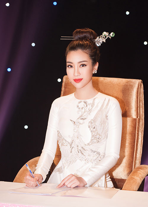 Với những bình luận chừng mực, sắc sảo, Mỹ Linh tạo thiện cảm và sự thuyết phục khi giữ vai trò Đại sứ, Bình luận viên của chương trình Người đẹp nhân ái.