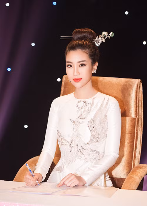 Với những bình luận chừng mực, sắc sảo, Mỹ Linh tạo thiện cảm và sự thuyết phục khi giữ vai trò Đại sứ, Bình luận viên của chương trình Người đẹp nhân ái.