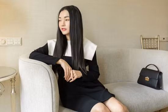 Nàng thơ xứ Huế Ngọc Trân chọn trang phục được lấy cảm hứng từ những nữ tu nhà thờ.