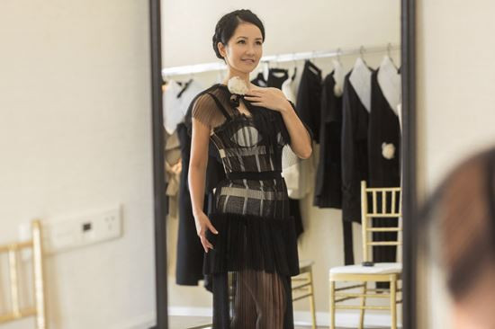 Dù để mặt mộc nhưng Hồng Nhung vẫn đẹp xinh, không có dấu vết tuổi già. Chọn trang phục vừa vặn, với cách phối layer nhiều lớp quần áo như những trang phục giữ ấm của diễn viên múa, hay chi tiết xếp li cánh quạt được biến tấu ngẫu hứng tạo những hình dáng bất đối xứng… chính là sự mới mẻ khi Lâm Gia Khang đưa vào thời trang ứng dụng.