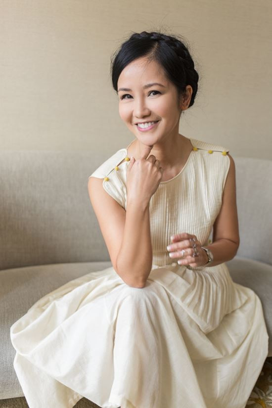 Chính vì thế, khi mặc những trang phục này, người hâm mộ không khỏi bất ngờ với nhan sắc "vượt thời gian" của Diva Hồng Nhung. Được biết, ý tưởng cho các thiết kế, những chi tiết trang phục trong BST Thu - Đông 18 được lấy cảm hứng trong lúc các vũ công tập luyện và biểu diễn, tôn vinh những nét đẹp tự nhiên thần thái của họ.