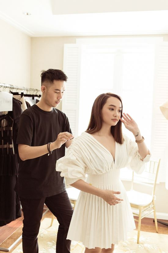 Ngoài Hồng Nhung, buổi thử đồ còn có sự góp mặt của nữ diễn viên trẻ Kaity Nguyễn, anh tận tình chăm chút cho cô chỉnh váy áo.