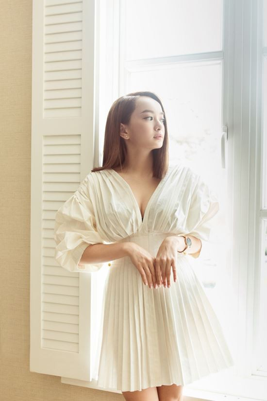 Với phần cổ xẻ chữ V, dáng phồng tạo nên sự quyến rũ cho người mặc khi khoe vòng 1 tinh tế.