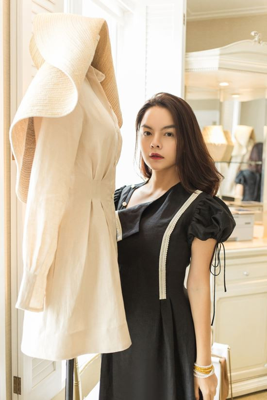 Đánh đổi lại, người vũ công phải trả cái giá không hề nhỏ. Đó là những giọt mồ hôi trên mái đầu ngẩng cao, là những giọt nước mắt phía sau lớp trang điểm, hay là vết chai sần rướm máu bên trong giày satin...