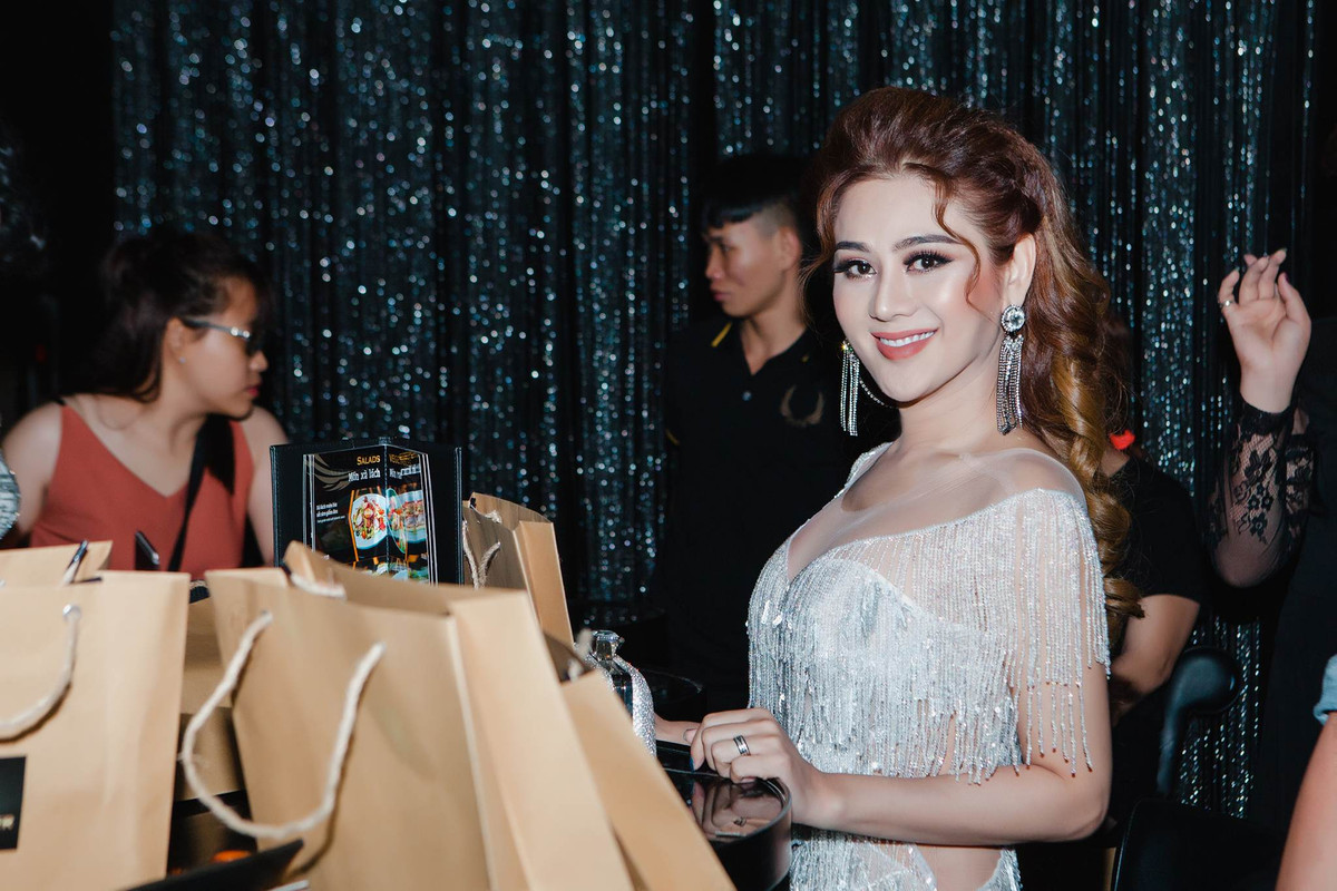 Nhan sắc và thần thái của Lâm Khánh Chi được nhiều fan đánh giá không hề kém cạnh so với những người đẹp chuyển giới quốc tế. "Đẹp xuất sắc", "Thần thái không chê vào đâu được chị Chi ơi!"...là những lời nhận xét từ fan.