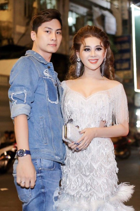 "Nữ hoàng chuyển giới" Lâm Khánh Chi còn nhận được không ít lời khen từ phía cộng đồng khi tạo dáng bên ông xã điển trai Trần Phi Hùng.