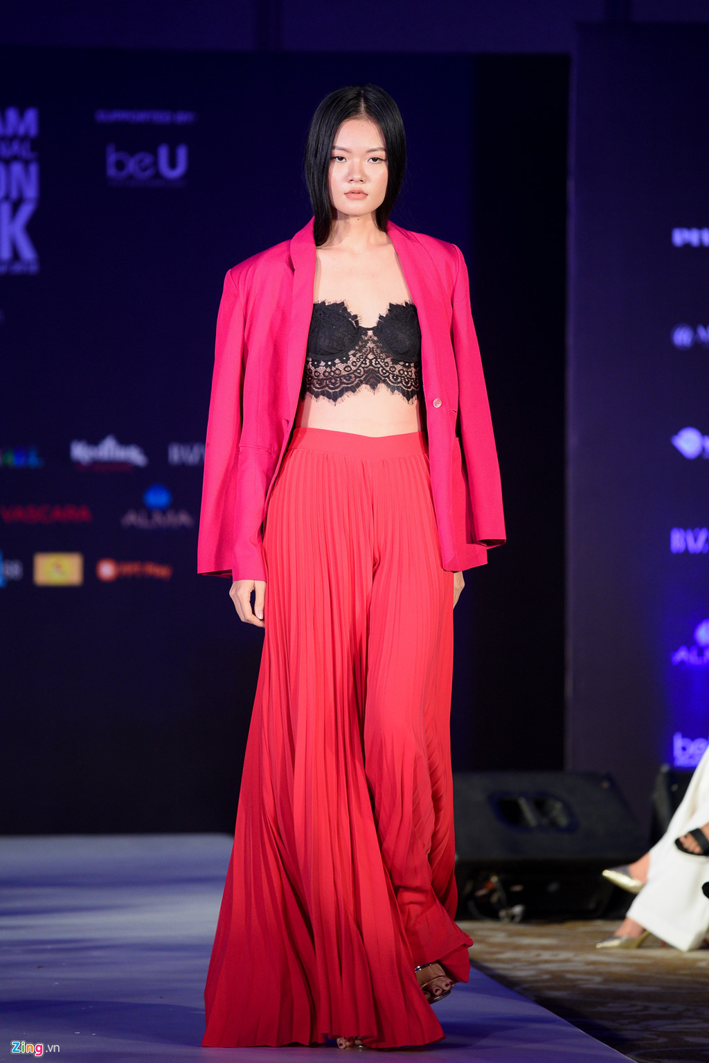 Nhiều nhà thiết kế quốc tế cũng tham gia tuần lễ thời trang năm nay. Tuy nhiên, sự kiện lần này có sự góp mặt của nhà mốt nổi tiếng đến từ Italy. Maison Gattinoni từng xuất hiện trên tạp chí Vogue với những bộ sưu tập cầu kỳ thuộc dòng thời trang Haute Couture.