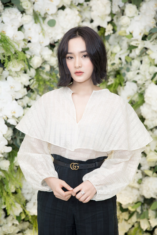 Sau lùm xùm tình cảm với Soobin Hoàng Sơn, thời gian qua, Hiền Hồ hoạt động khá tích cực trong việc ca hát. Tối 25.4, cô cũng vừa phát hành ca khúc mới - Rồi người thương cũng hóa người dưng - và nhận được nhiều lời khen từ khán giả.