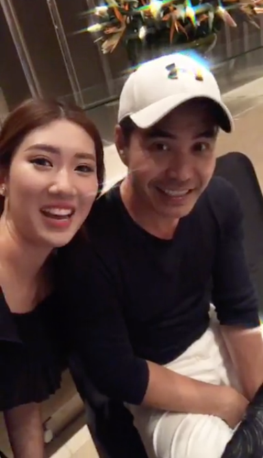 Cả hai có nhiều cử chỉ hành động khá thân mật.