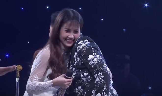 Bị thúc giục, anh chọn cách thể hiện tình cảm một cách chừng mực.