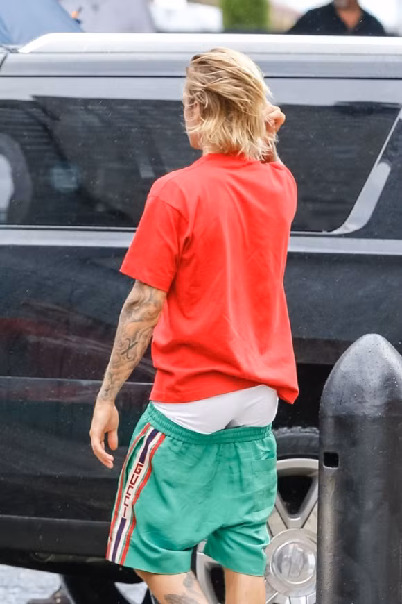 Dinh hon roi Justin Bieber van khong bo duoc thoi quen mac quan tut-Hinh-3