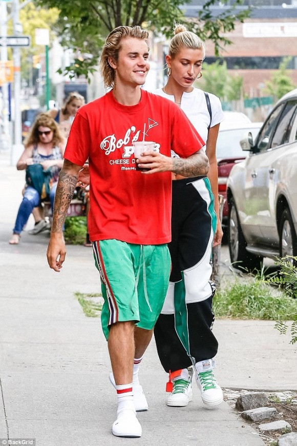 Dinh hon roi Justin Bieber van khong bo duoc thoi quen mac quan tut-Hinh-2