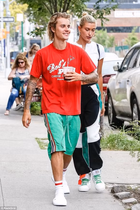Dinh hon roi Justin Bieber van khong bo duoc thoi quen mac quan tut-Hinh-2