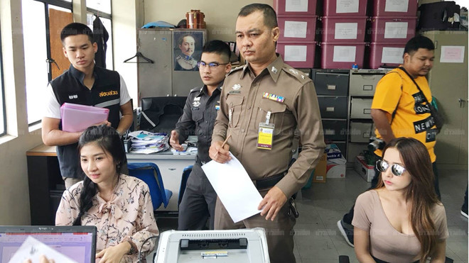 Hai trong số các chân dài bị triệu tập ở sở cảnh sát. Họ đối diện án 1 năm tù.